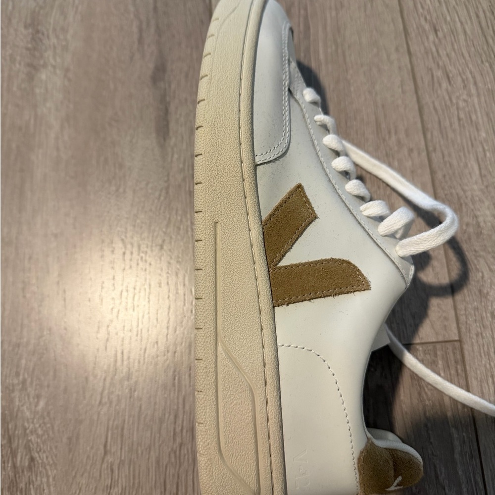 NWOT Veja V-12 Sneakers Extra White/Dune Size US 7/EU 38 - Picture 5 of 8